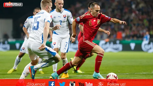 Andrés Iniesta se escapa de varios rivales durante el Eslovaquia - España jugado en Zilina