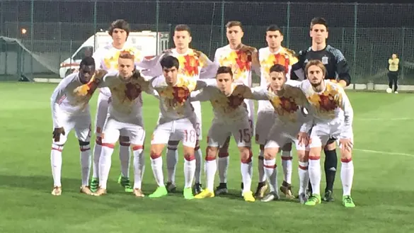 La Selección Española Sub-19 posa sobre el césped del Centro de Fútbol de Serbia en Stara Pazova