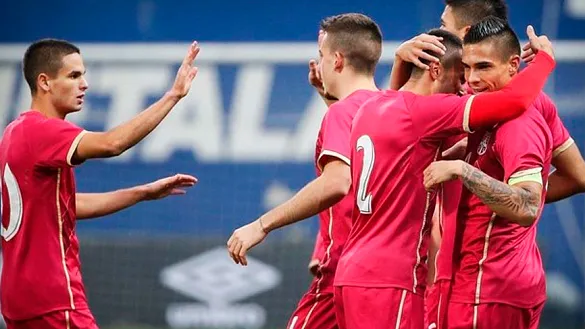 Los jugadores Sub-21 de Serbia celebran un tanto