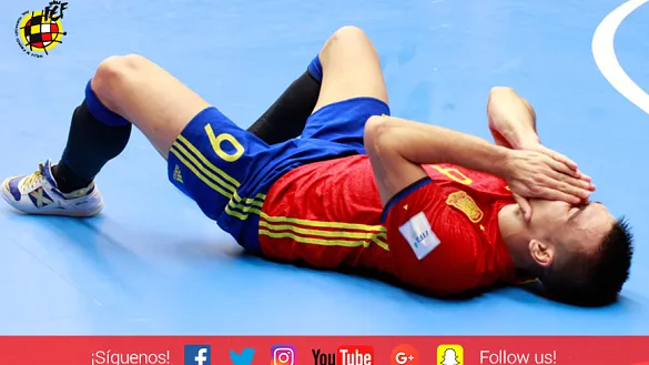 Sergio Lozano se lamenta durante el encuentro frente a Kazajistán