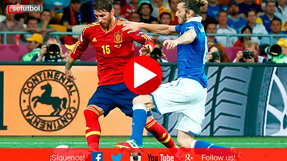 Sergio Ramos disputa un balón ante Italia