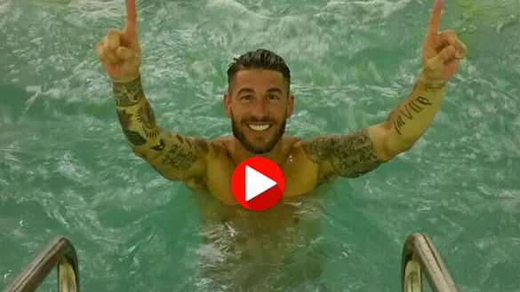 Sergio Ramos posa en la piscina tras un entrenamiento de pretemporada