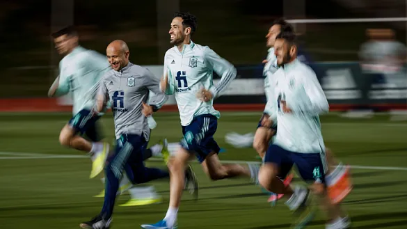 Sergio Busquets corriendo en el entrenamiento