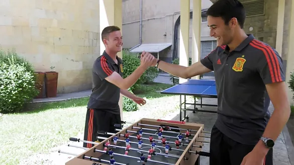 Sergio y Eric jugando al futbolín