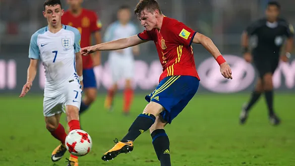 Sergio Gómez remata a puerta durante el Mundial