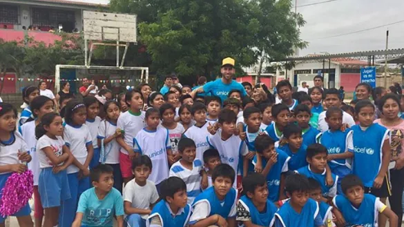 Sergio Ramos visita a los niños afectados por las inundaciones en Perú