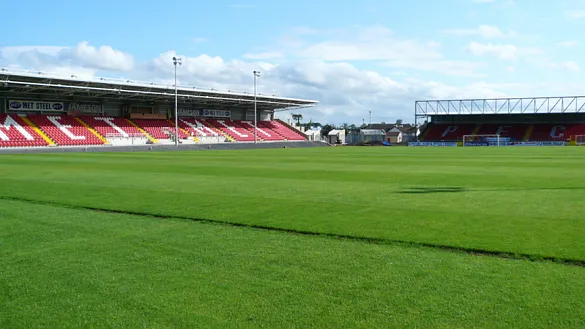 Vista panorámica del estadio Shamrock Park de Portadown (Irlanda del Norte)
