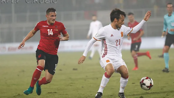 David Silva controla un balón durante el partido frente a Albania