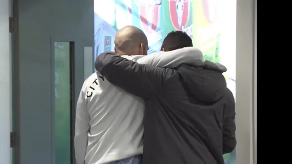 Silva y Cazorla se apoyan fuera del vestuario
