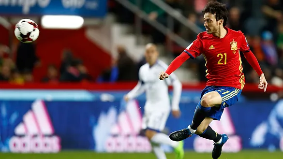 Silva controla un balón en El Molinón