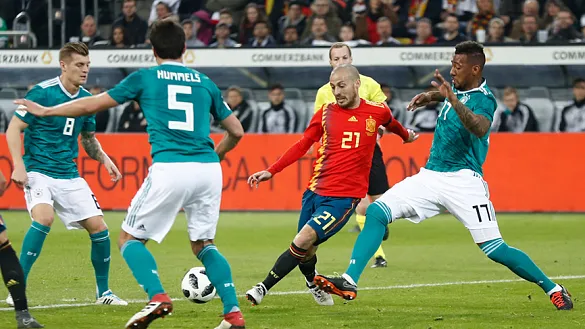 Silva controla el balón ante Alemania