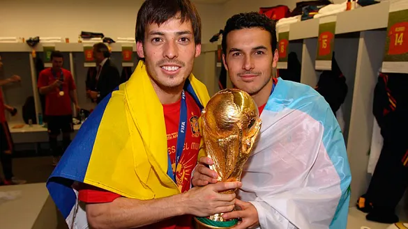 Silva y Pedro con la copa del Mundo