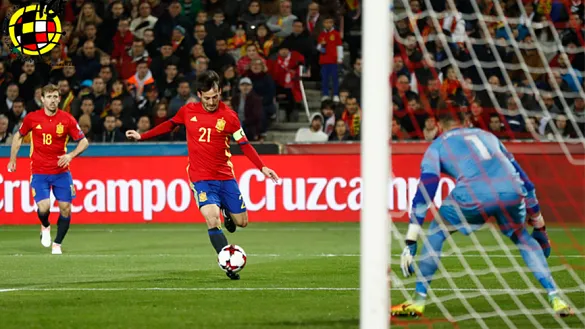 David Silva remata sobre la portería de Macedonia