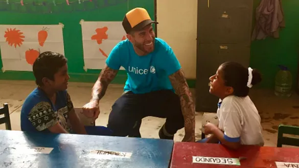 Sergio Ramos con niños en UNICEF
