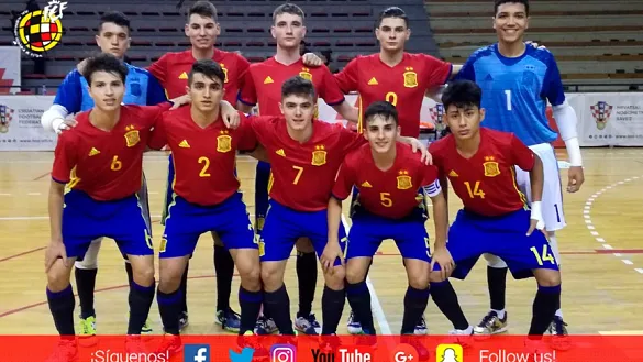 La selección española Sub-17 de fútbol sala posa antes de un encuentro reciente