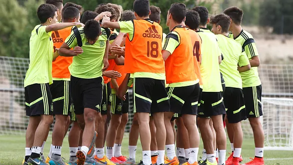 Jugadores de la Sub-17 entrenando en Las Rozas