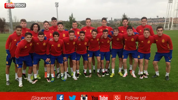 La Selección Española Sub-18 posa sobre el césped de la Ciudad del Fútbol