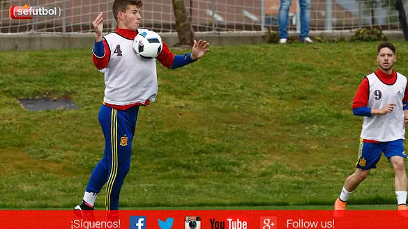 Entrenamiento Sub-18. Jugador para el balón con el pecho