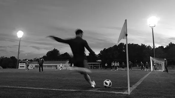 Brahim lanza un córner durante el entrenamiento