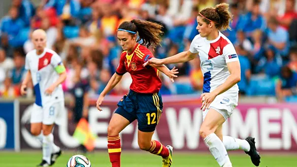 La jugadora internacional española Nahikari García se escapa de una rival durante el último Europeo 