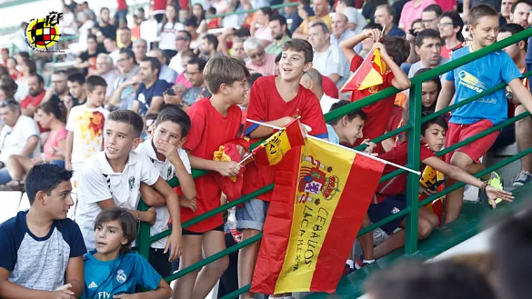 afición apoyando a la Sub-21