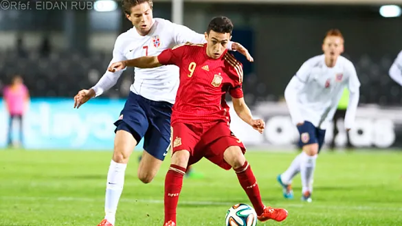 Munir El Haddadi pugna con un rival durante un encuentro reciente de la Selección Española Sub-21