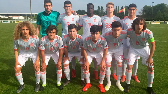 La Sub-16 posa antes de jugar el partido ante Portugal