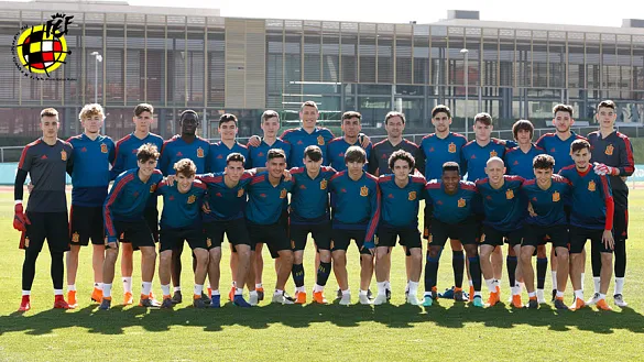 La Sub17 posa en la Ciudad del Fútbol