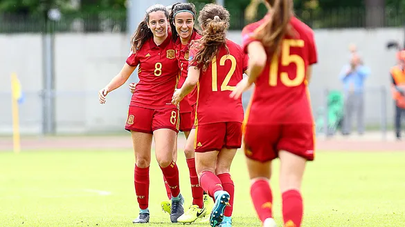 Las jugadoras de la Sub-17 celebran un gol contra Polonia