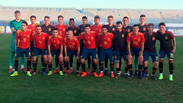 La Sub-18 posa antes del partido ante Serbia