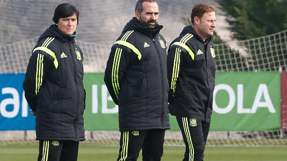 El Seleccionador nacional Sub-19 femenino, Pedro López, contempla un entrenamiento junto a la entrenadora Toña Is y el preparador físico Javier Velázquez