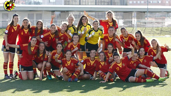 La Selección Española Femenina Sub-19 posa al término de un entrenamiento reciente en la Ciudad del Fútbol