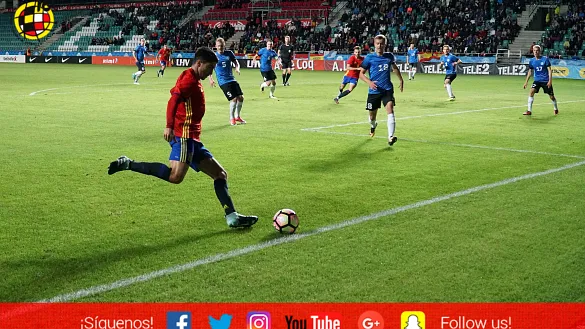 Carlos Soler durante el Estonia - España Sub-21 disputado en Tallin