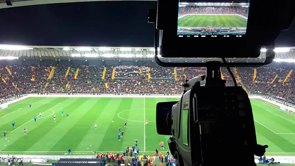 Una cámara enfoca un campo de fútbol