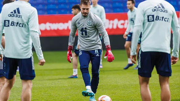 Arnau Tenas se suma al trabajo del grupo durante el último entrenamiento en Barcelona 