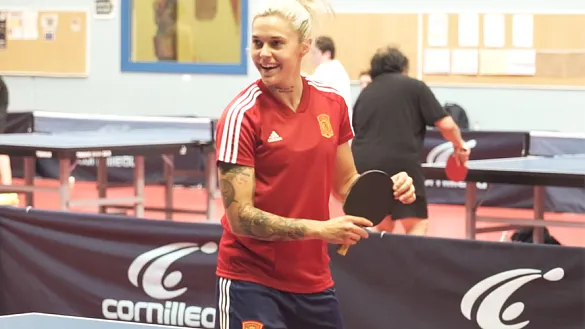Mapi León practica tenis de mesa en Francia