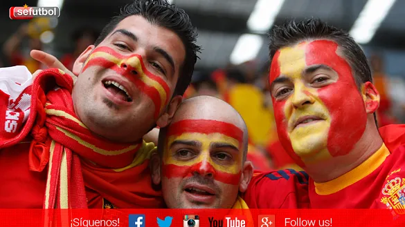 Tres aficionados de la Selección, durante un partido de España