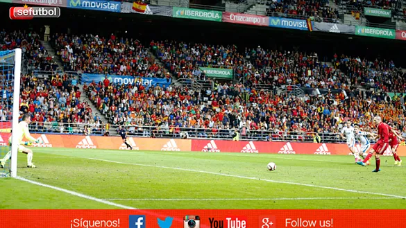 Andrés Iniesta ejecutando un lanzamiento de penalti