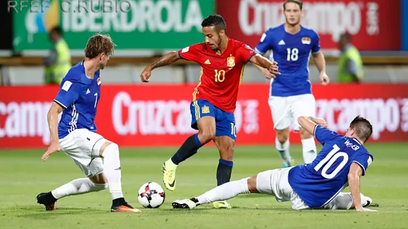 Thiago Alcántara regateando con la Selección española