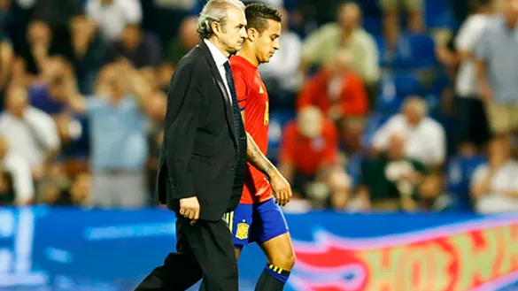 Thiago Alcántara se retira lesionado durante un encuentro con la Selección