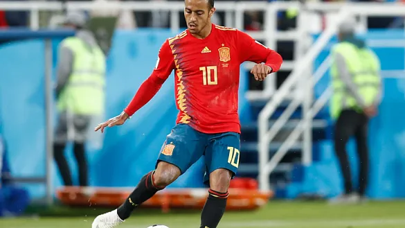 Thiago controla un balón con la Selección