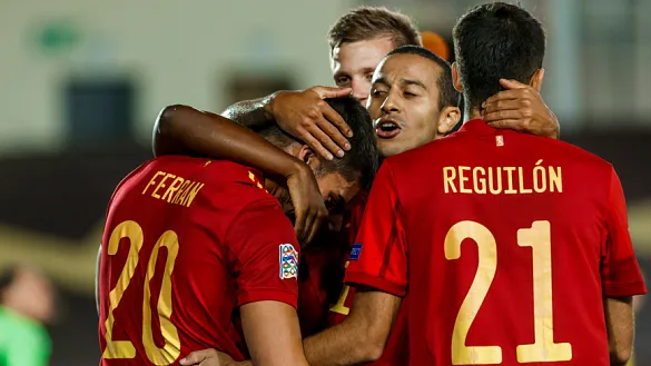 Thiago celebra el gol con los jóvenes del equipo