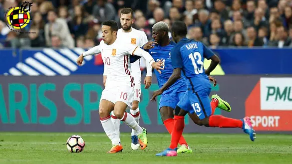 Thiago conduce el balón ante Francia