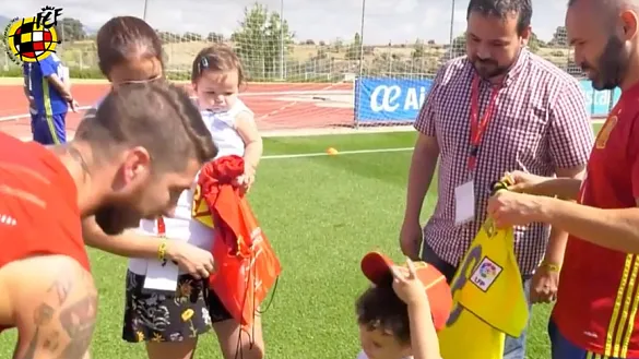 La Selección Española recibe una visita muy especial durante el entrenamiento