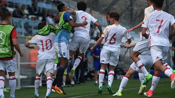 RESUMEN | Remontada épica que coloca a los internacionales de Santi Denia primeros de grupo