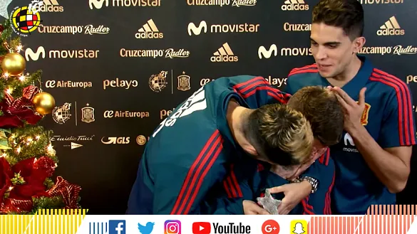 Luis Alberto, Alberto Moreno y Marc Bartra durante la grabación de los saludos de Navidad