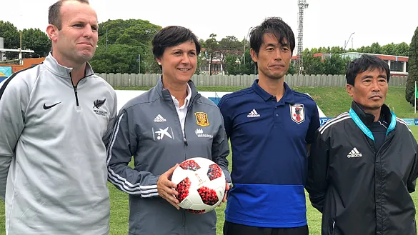 Toña Is con los seleccionadores rivales