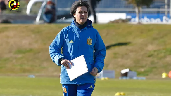 La Seleccionadora Femenina Toña Is durante un entrenamiento del equipo 