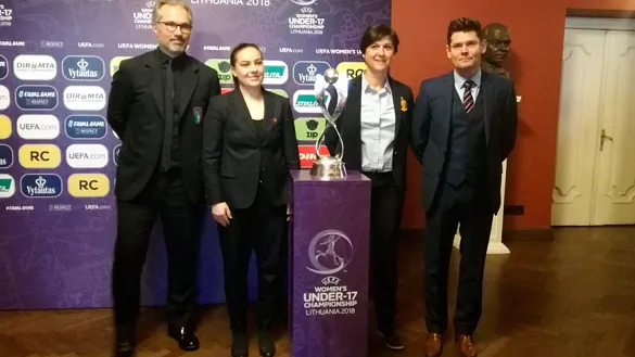 La seleccionadora nacional Sub-17 femenina Toña Is posa con los técnicos rivales en el Europeo