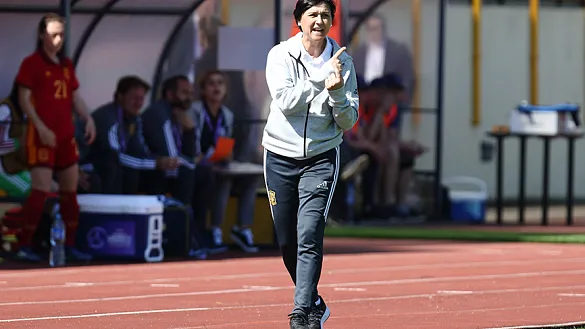 Toña Is dando indicaciones en la banda